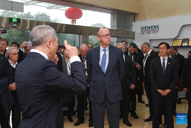 Chansela wa Ujerumani Friedrich Merz, aliyekuwa kwenye ziara yake ya kiserikali nchini China, akifahamishwa kuhusu maendeleo ya kampuni ya nishati ya Siemens nchini China baada ya kuwasili Hangzhou, Mkoa wa Zhejiang, Mashariki mwa China, Februari 26, 2026. (Xinhua/Weng Xinyang)
