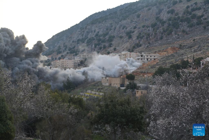 Moshi ukifuka kwenda angani baada ya shambulizi la anga la Israeli kwenye tawi la Taasisi ya Al-Qard Al-Hassan yenye uhusiano na Hezbollah, Mashgharah, mashariki mwa Lebanon, Machi 2, 2026. (Picha na Taher Abu Hamdan/Xinhua)