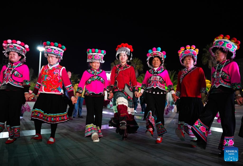 Habari picha: Mjumbe wa Bunge la Umma la China aufanya ufundi wa udarizi wa kikale wa kabila la Wayi kuwa wa kisasa