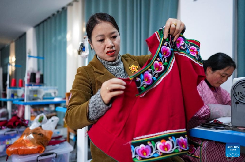 Habari picha: Mjumbe wa Bunge la Umma la China aufanya ufundi wa udarizi wa kikale wa kabila la Wayi kuwa wa kisasa