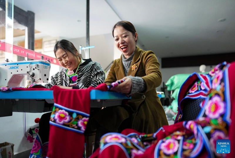 Habari picha: Mjumbe wa Bunge la Umma la China aufanya ufundi wa udarizi wa kikale wa kabila la Wayi kuwa wa kisasa