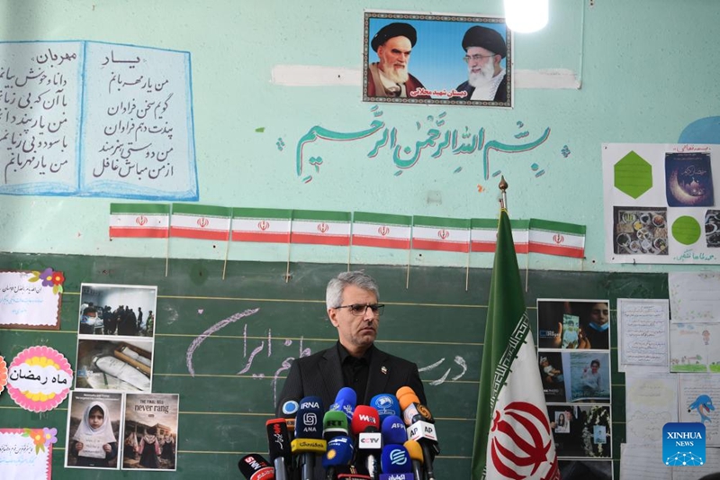 Msemaji wa Wizara ya Mambo ya Nje ya Iran, Esmaeil Baghaei, akizungumza kwenye mkutano wa wiki na waandishi wa habari uliofanyika kwenye shule iliyobomolewa na vita mjini Tehran, Iran, Machi 3, 2026. (Xinhua/Shadati)