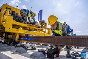 Kazi ya kutandaza reli kwenye sehemu ya Yunnan ya reli ya mwendo-kasi ya Chongqing-Kunming, China yaanza