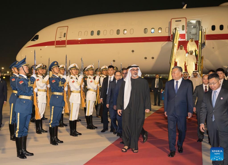 Sheikh Khaled bin Mohamed bin Zayed Al Nahyan, Mwanamfalme wa Abu Dhabi, Falme za Kiarabu (UAE), akiwasili mji mkuu Beijing kwa ajili ya ziara nchini China Aprili 12, 2026. (Xinhua/Cai Yang)