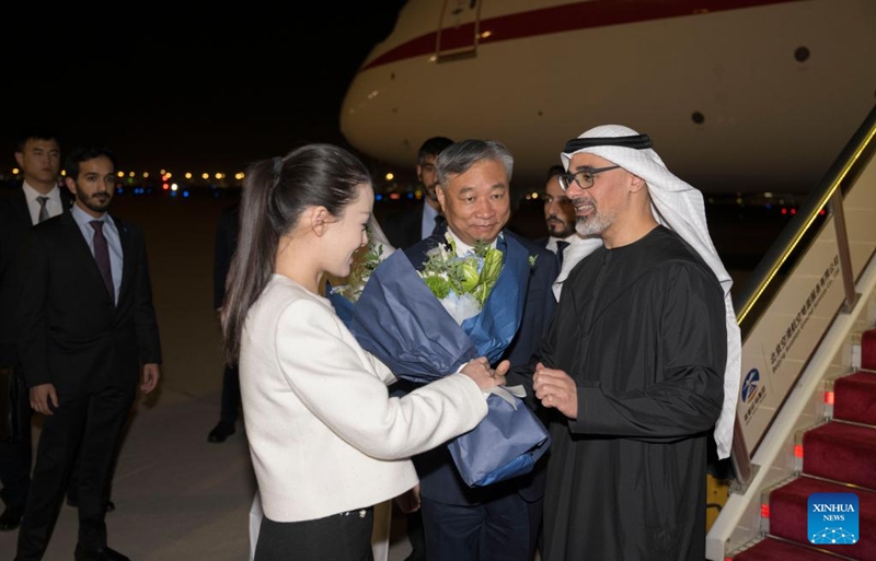 Sheikh Khaled bin Mohamed bin Zayed Al Nahyan, Mwanamfalme wa Abu Dhabi, Falme za Kiarabu (UAE), akiwasili mji mkuu Beijing kwa ajili ya ziara nchini China Aprili 12, 2026. (Xinhua/Cai Yang)
