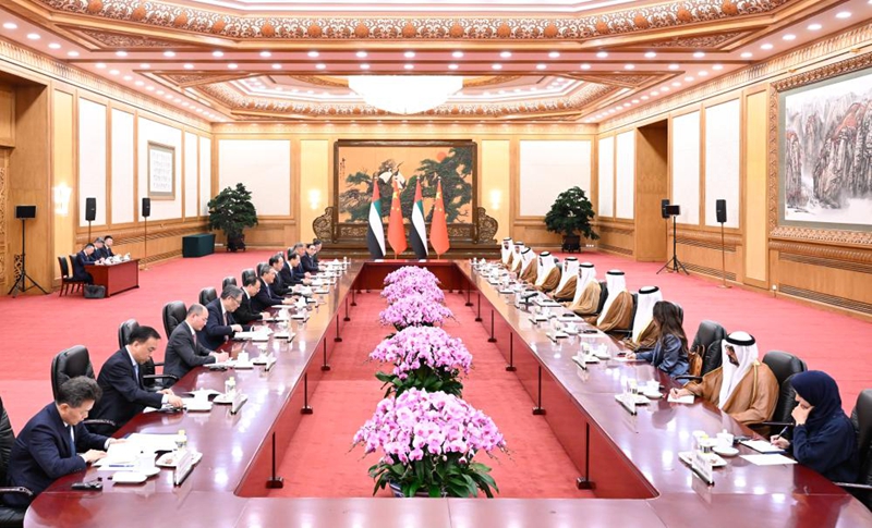 Waziri Mkuu wa China Li Qiang akifanya mazungumzo na Sheikh Khaled bin Mohamed bin Zayed Al Nahyan, Mwana Mfalme wa Abu Dhabi, Falme za Kiarabu (UAE), kwenye Jumba la Mikutano ya Umma la Beijing, Aprili 13, 2026. (Xinhua/Shen Hong)