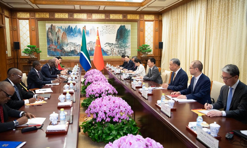 Makamu Rais wa China Han Zheng akikutana na Naibu Rais wa Afrika Kusini Paul Mashatile mjini Beijing, China, Juni 23, 2026. (Xinhua/Li Tao)