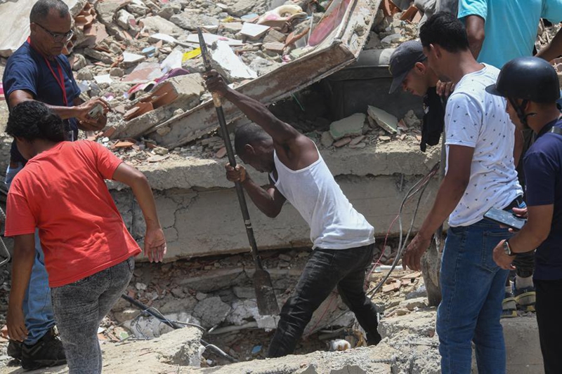 Picha hii iliyopigwa ikionyesha watu wakiwatafuta manusura miongoni mwa vifusi katika Jimbo la La Guaira, Venezuela, Juni 25, 2026. (Picha na Marcos Salgado/Xinhua)