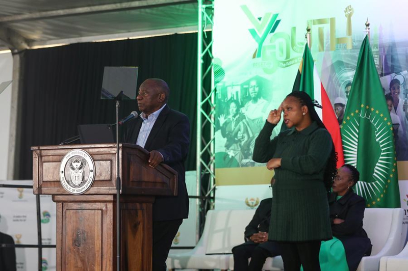 Rais wa Afrika Kusini Cyril Ramaphosa (kushoto) akihutubia maadhimisho rasmi ya Siku ya Kitaifa ya Vijana, Johannesburg, Afrika Kusini, Juni 16, 2026. (Picha na Shiraaz Mohamed/Xinhua)