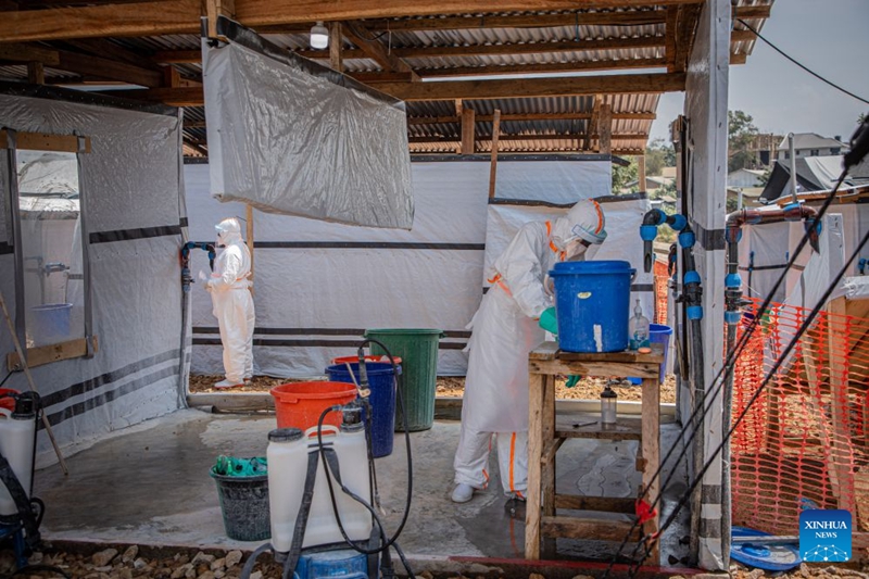 Wafanyakazi wa matibabu wakifanya kazi ya kuua vijidudu kwenye kituo cha matibabu ya Ebola, Bunia, mji mkuu wa Jimbo la Ituri katika Jamhuri ya Kidemokrasia ya Kongo (DRC), Julai 6, 2026. (Xinhua)