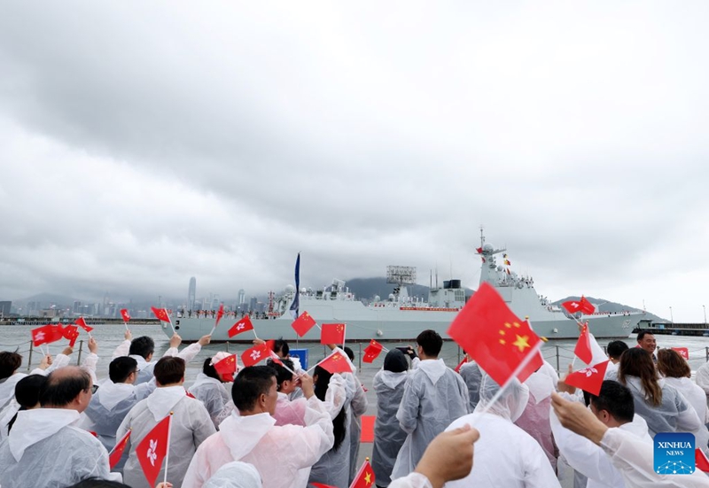 Manowari ya makombora ya kuongozwa ya Nanning ikiondoka kutoka kwenye gati la kituo cha kikosi cha majini cha Jeshi la Ukombozi wa Umma la China (PLA) kilichoko Hong Kong kwenye Kisiwa cha Stonecutters, Hong Kong, kusini mwa China, Julai 6, 2026. (Picha na Yi Ding/Xinhua)