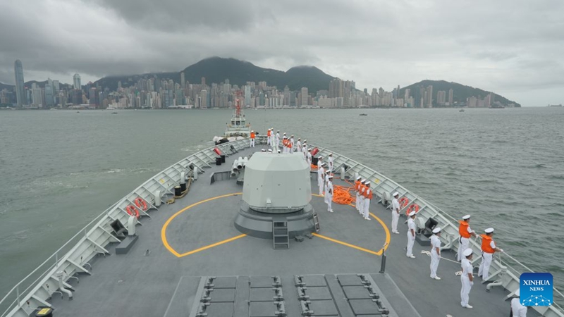 Manowari ya makombora ya kuongozwa, Hengyang ikitoka kwenye gati la kituo cha kikosi cha majini cha Jeshi la Ukombozi wa Umma la China (PLA) kilichoko Hong Kong katika Kisiwa cha Stonecutters, kusini mwa China, Julai 6, 2026. (Picha na Liang Jiepei/Xinhua)