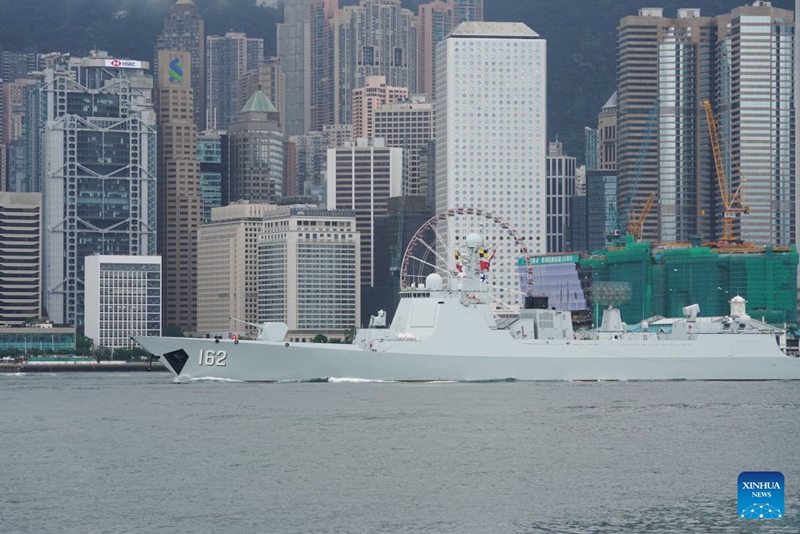 Manowari ya makombora ya kuongozwa ya Nanning ikitoka kwenye Bandari ya Victoria, Hong Kong, kusini mwa China, Julai 6, 2026. (Picha na Wang Shen/Xinhua)