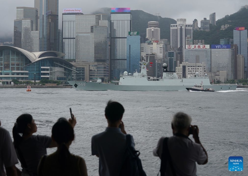 Manowari ya makombora ya kuongozwa ya Hengyang ikitoka kwenye Bandari ya Victoria, Hong Kong, kusini mwa China, Julai 6, 2026. (Picha na Wang Shen/Xinhua)