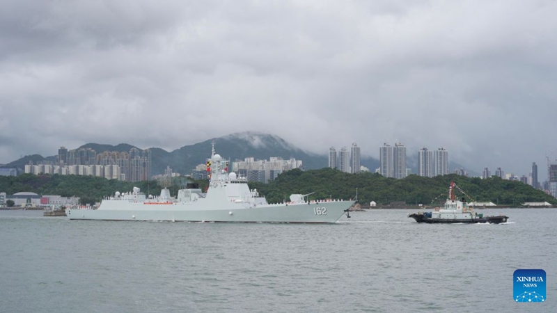 Manowari ya makombora ya kuongozwa ya Nanning ikiondoka kutoka kwenye gati la kituo cha kikosi cha majini cha Jeshi la Ukombozi wa Umma la China (PLA) kilichoko Hong Kong kwenye Kisiwa cha Stonecutters, kusini mwa China, Julai 6, 2026. (Picha na Liang Jiepei/Xinhua)