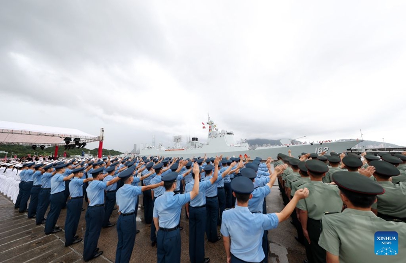 Manowari ya makombora ya kuongozwa, Nanning ikiondoka kutoka kwenye gati la kituo cha kikosi cha majini cha Jeshi la Ukombozi wa Umma la China (PLA) kilichoko Hong Kong kwenye Kisiwa cha Stonecutters, kusini mwa China, Julai 6, 2026. (Picha na Yi Ding/Xinhua)