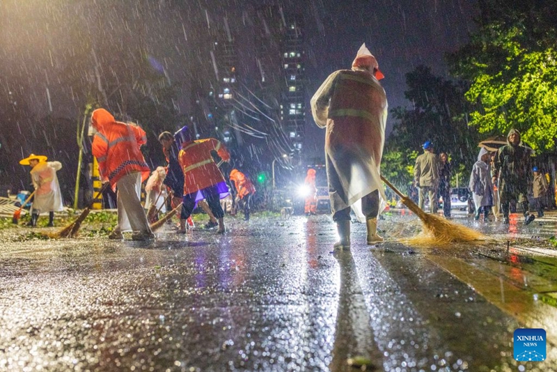 Wafanyakazi wa usafi wakisafisha njia ya mtaani katika Mji wa Ezhou, Mkoa wa Hubei, katikati mwa China, Julai 6, 2026. (Picha na Zhang Hongbin/Xinhua)