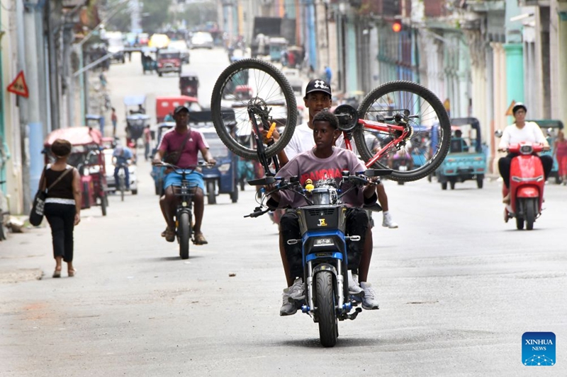 Watu wakiendesha vyombo vya usafiri barabarani mjini Havana, mji mkuu wa Cuba, Julai 8, 2026. (Picha na Joaquin Hernandez/Xinhua)