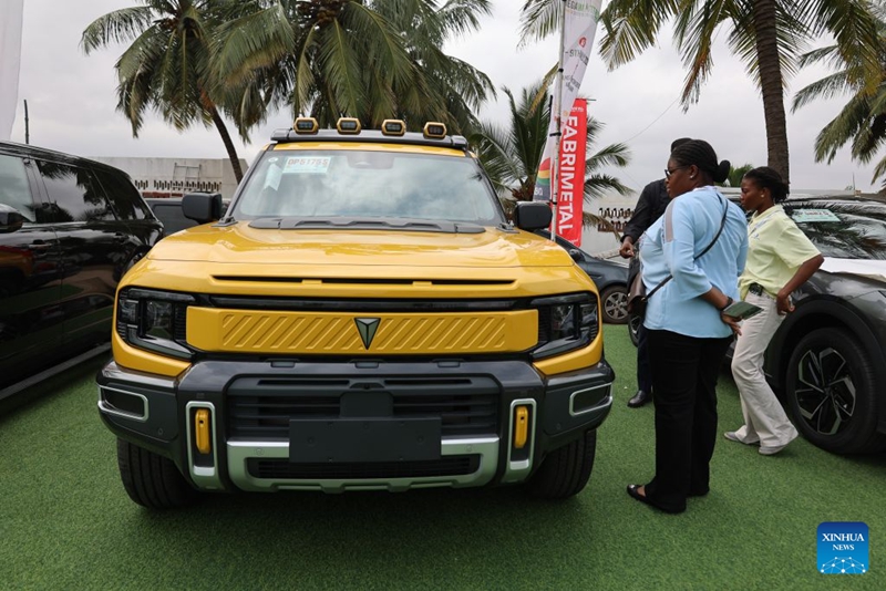 Watembeleaji wakitazama gari linalotumia umeme kwenye Wiki ya Uwekezaji na Biashara ya Ghana ya siku tatu na Maonyesho ya Ujenzi ya Afrika, Accra, Ghana, Julai 8, 2026. (Picha na Seth/Xinhua)