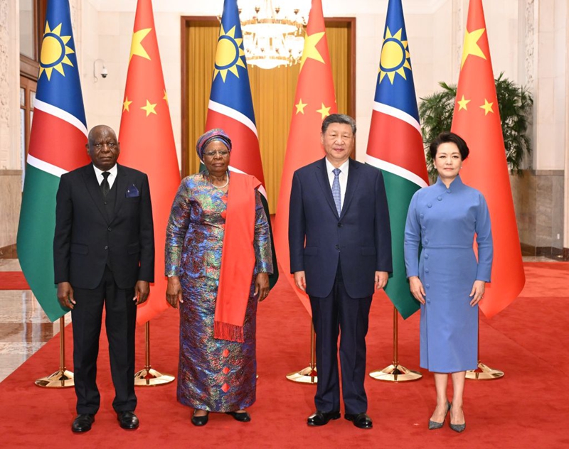 Rais wa China Xi Jinping na mkewe Peng Liyuan wakipiga picha pamoja na Rais wa Namibia Netumbo Nandi-Ndaitwah na mumewe Epafras Denga Ndaitwah kabla ya mazungumzo kati ya Xi na Netumbo Nandi-Ndaitwah hapa Beijing, mji mkuu wa China, Julai 10, 2026. (Xinhua/Li Xiang)
