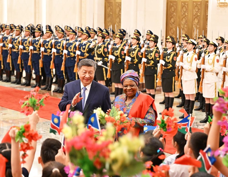 Rais wa China Xi Jinping akifanya hafla ya kumkaribisha Rais wa Namibia Netumbo Nandi-Ndaitwah kwenye Ukumbi wa Kaskazini wa Jumba la Mikutano ya Umma la Beijing kabla ya mazungumzo yao,Julai 10, 2026. (Xinhua/Gao Jie)