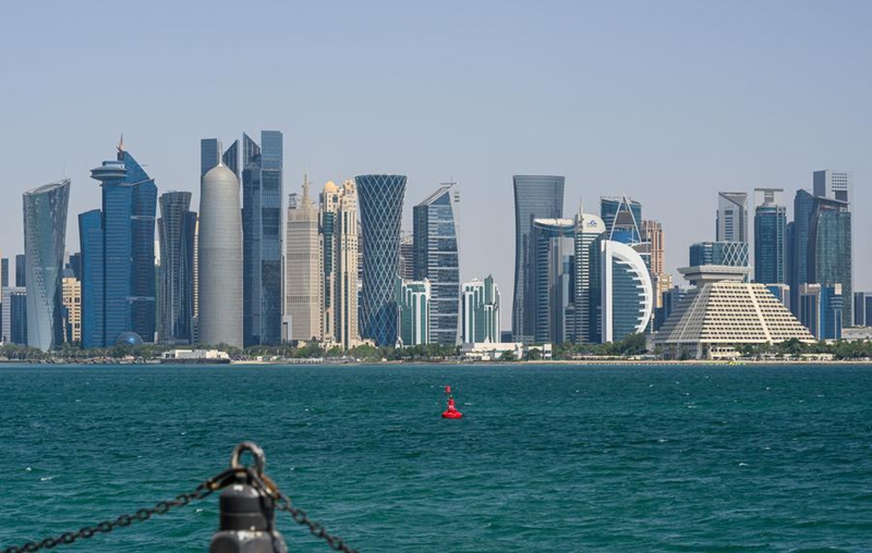 Picha hii iliyopigwa Juni 30, 2026 ikionyesha mandhari ya majengo ya jiji katika eneo la West Bay, Doha, Qatar. (Picha na Nikku/Xinhua)