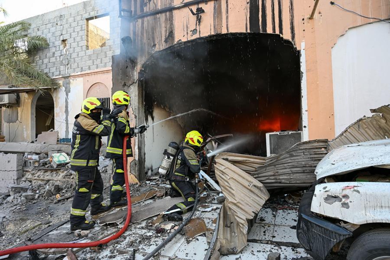 Wajumbe wa Ulinzi wa Raia wa Bahrain wakizima moto uliosababishwa na vifusi vilivyoanguka kutoka kwenye droni za Iran zilizozuiliwa katika Mji wa Hamad, Bahrain, Juni 11, 2026. (Wizara ya Mambo ya Ndani ya Bahrain/kupitia Xinhua)