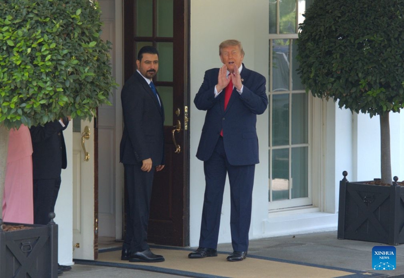 Rais wa Marekani Donald Trump (kulia) akimkaribisha kwenye Waziri Mkuu wa Iran Ali al-Zaidi kwenye Ikulu ya Marekani