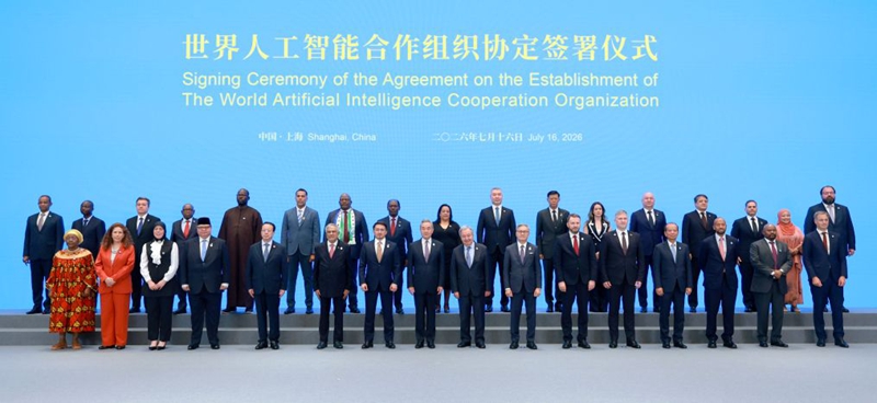 Waziri wa Mambo ya Nje wa China Wang Yi, ambaye pia ni mjumbe wa Ofisi ya Siasa ya Kamati Kuu ya Chama cha Kikomunisti cha China (CPC), akihudhuria hafla ya utiaji saini na kusaini makubaliano ya kuanzisha Shirika la Ushirikiano wa AI  Duniani (WAICO) kwa niaba ya serikali ya China, sambamba na wajumbe wa nchi zingine mjini Shanghai, mashariki mwa China, Julai 16, 2026. (Xinhua/Wang Ye)