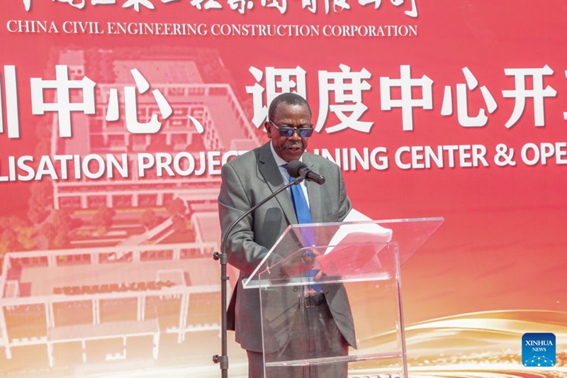 Mkurugenzi Mtendaji wa TAZARA Bruno Ching'andu akitoa hotuba kwenye hafla ya uwekaji jiwe la msingi jijini Dar es Salaam, Tanzania, Julai 17, 2026. (Xinhua/Emmanuel Herman)