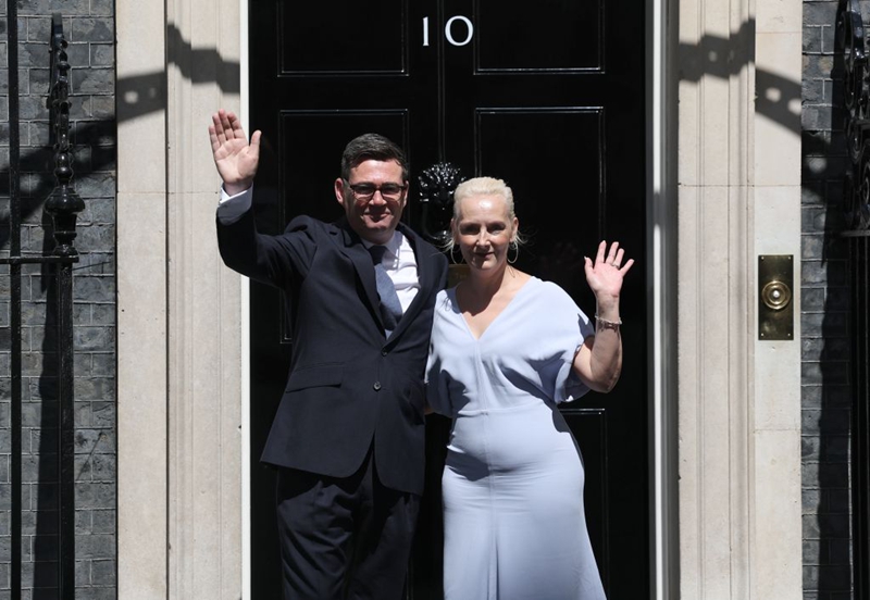 Andy Burnham na mkewe wakipungia mkono umati nje ya Mtaa No. 10 wa Downing jijini London, Uingereza, Julai 20, 2026. (Xinhua/Li Ying)