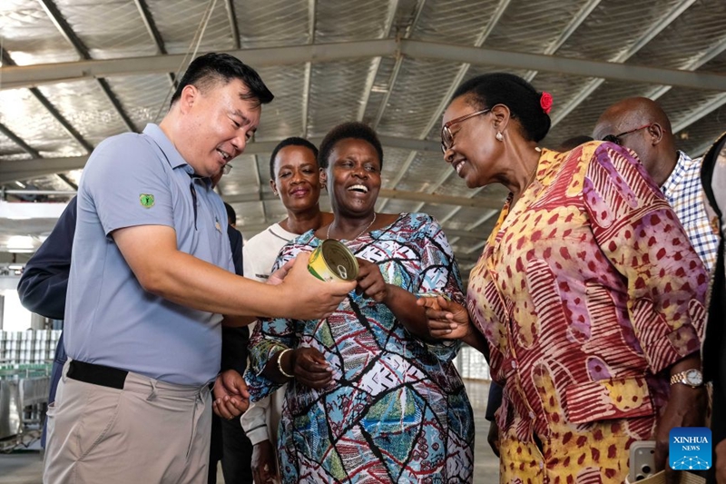 Makamu Rais wa Uganda Jessica Alupo (katikati) akikagua bidhaa ya nanasi iliyofungashwa kwenye kopo wakati wa kutembelea kwenye Kongani ya Viwanda ya Ushirikiano wa Kilimo kati ya China na Uganda katika Wilaya ya Luwero, Uganda, Julai 23, 2026. (Picha na Hajarah Nalwadda/Xinhua)