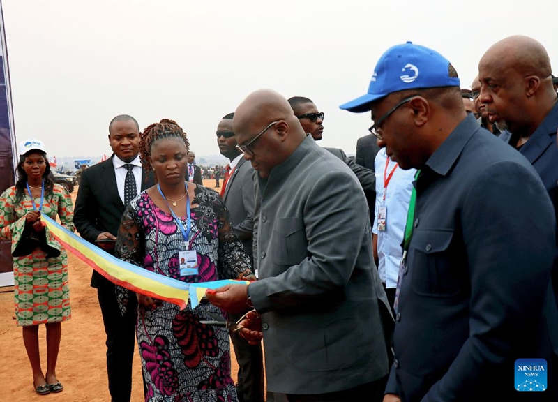 Rais wa Jamhuri ya Kidemokrasia ya Kongo (DRC) Felix Tshisekedi akizindua kiwanda cha maji kilichojengwa na kampuni ya China, Kamina, mji mkuu wa jimbo la kusini la Haut-Lomami la DRC, Julai 29, 2026. (Xinhua)