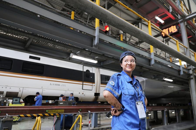 Fundi wa kike ahakikisha usalama wa treni katika Mji wa Tianjin kaskazini mwa China
