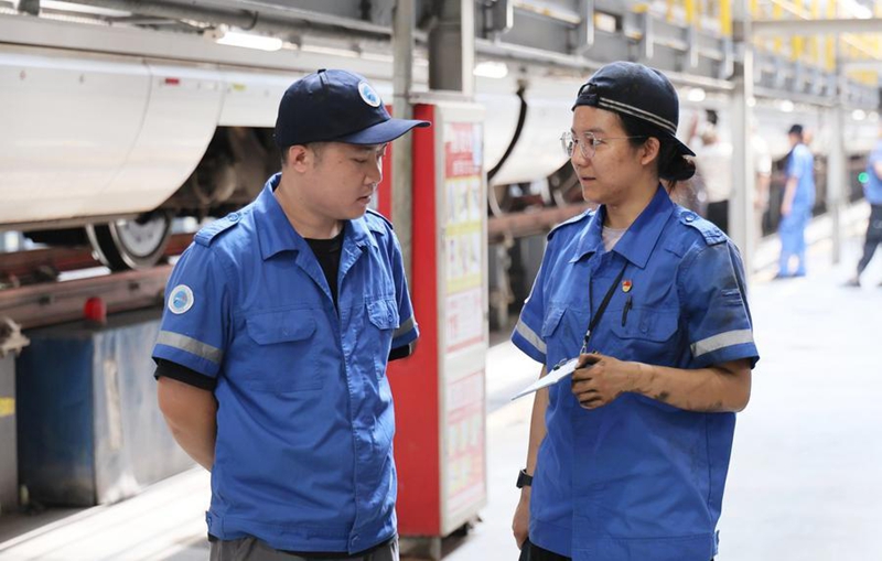 Fundi wa kike ahakikisha usalama wa treni katika Mji wa Tianjin kaskazini mwa China