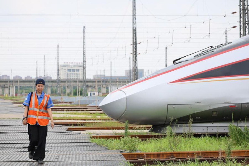 Fundi wa kike ahakikisha usalama wa treni katika Mji wa Tianjin kaskazini mwa China