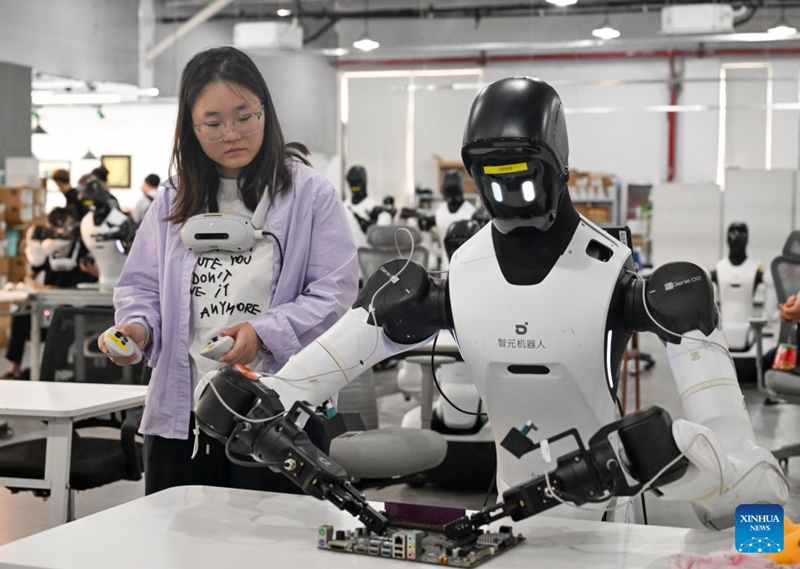 Roboti za AI zafunzwa katika mazingira ya ulimwengu-halisi mjini Shanghai, China