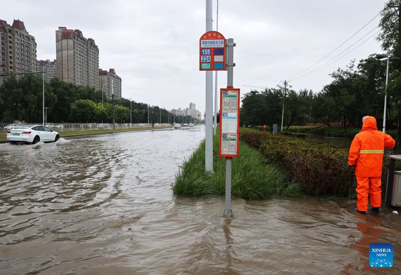 Barabara iliyofurika maji mengi ikionekana Shenyang mkoani Liaoning, kaskazini-mashariki mwa China, Agosti 24, 2026. (Xinhua/Li Gang)