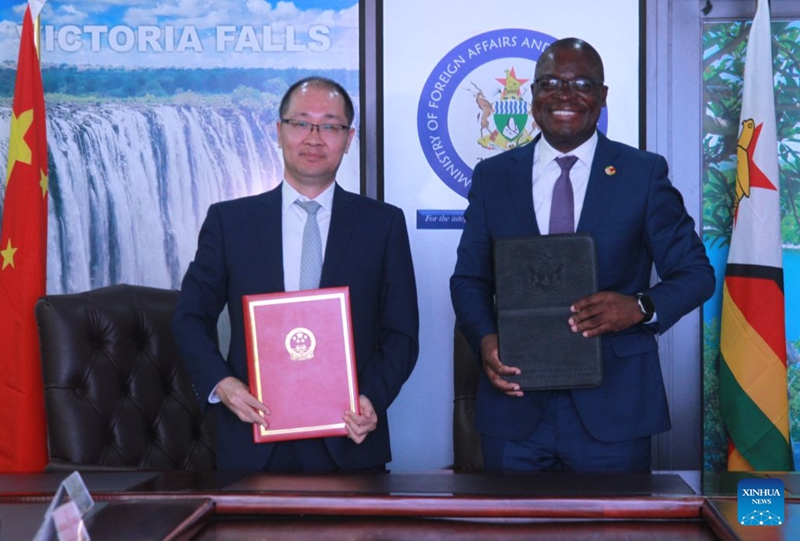 Waziri wa Mambo ya Nje na Biashara ya Kimataifa wa Zimbabwe Amon Murwira (kulia) na Naibu Waziri wa Biashara wa China Zhang Li wakipiga picha ya pamoja, Harare, Zimbabwe, Agosti 26, 2026. (Picha na Tafara Mugwara/Xinhua)