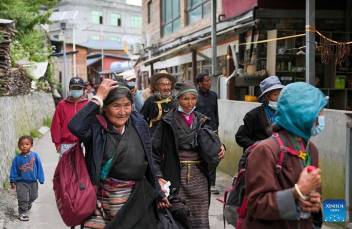 Wakazi na watalii wote walioathiriwa wahamishwa baada ya maporomoko ya udongo na mawe kutokea Xizang, China