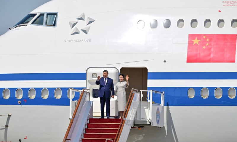 Rais wa China Xi Jinping na mkewe Peng Liyuan wakitoka nje ya ndege baada ya kuwasili Bishkek, Kyrgyzstan, Agosti 30, 2026. (Xinhua/Zhai Jianlan)