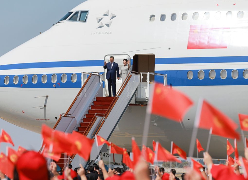 Rais wa China Xi Jinping na mkewe Peng Liyuan wakitoka nje ya ndege baada ya kuwasili Bishkek, Kyrgyzstan, Agosti 30, 2026. (Xinhua/Wang Ye)