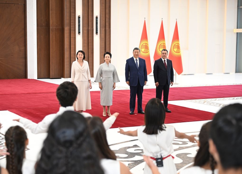 Rais wa China Xi Jinping na mkewe Peng Liyuan, pamoja na Rais wa Kyrgyz Sadyr Japarov na mkewe Aigul Japarova, kwa pamoja wakifurahia kusikiliza nyimbo za Kichina zilizokuwa zikiimbwa na vijana wa Bishkek, Kyrgyzstan, Agosti 30, 2026. (Xinhua/Yan Yan)