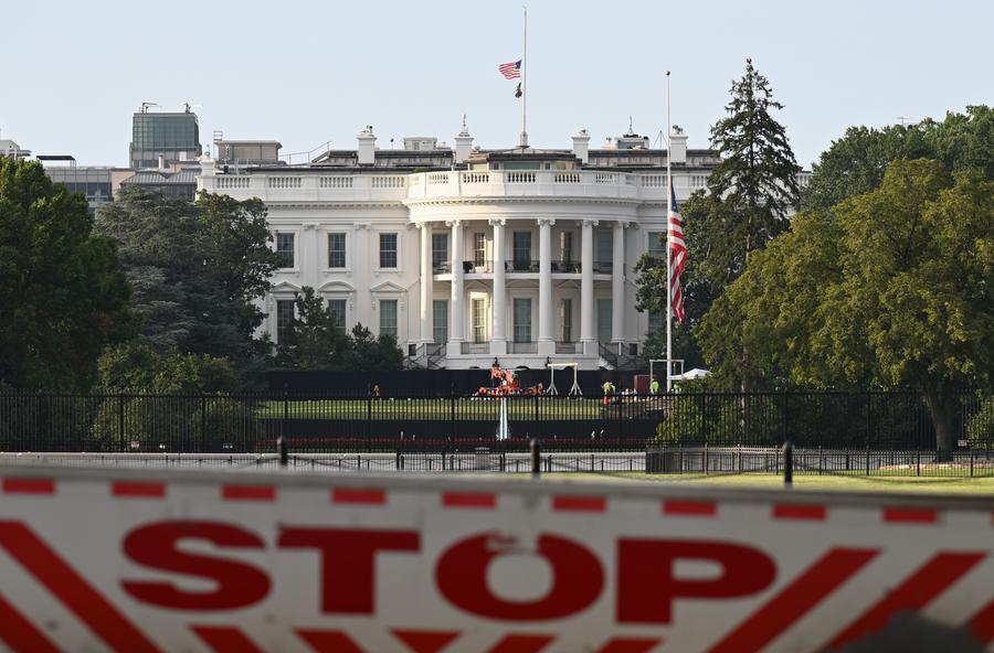 Picha hii iliyopigwa Agosti 28, 2026 ikionyesha Ikulu ya White House ikiwa nyuma ya kizuizi, Washington, D.C., Marekani. (Xinhua/Li Rui)