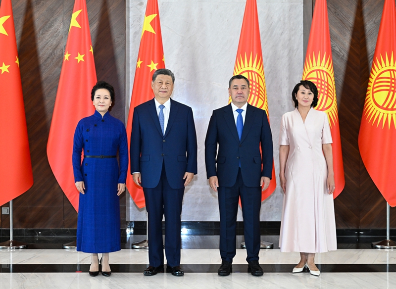 Rais wa China Xi Jinping na mkewe Peng Liyuan wakipiga picha ya kundi na Rais wa Kyrgyzstan Sadyr Japarov na mkewe Aigul Japarov huko Bishkek, Kyrgyzstan, Agosti 31, 2026. Xi alifanya mazungumzo na Japarov huko siku ya Jumatatu. (Xinhua/Yan Yan)