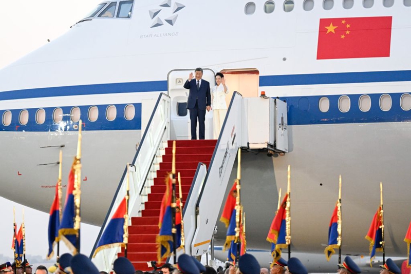 Rais Xi Jinping wa China na mkewe Peng Liyuan wakitoka nje ya ndege walipowasili Cairo, Misri, Septemba 1, 2026. (Xinhua/Shen Hong)
