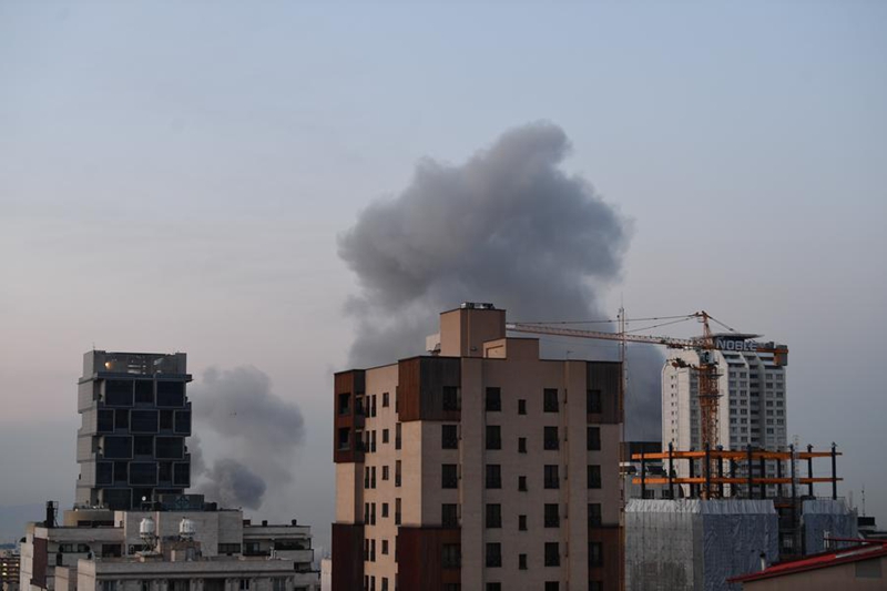 Moshi ukifuka baada ya milipuko kusikika katikati ya jiji la Tehran, Iran, Aprili 1, 2026. (Xinhua/Shadati)