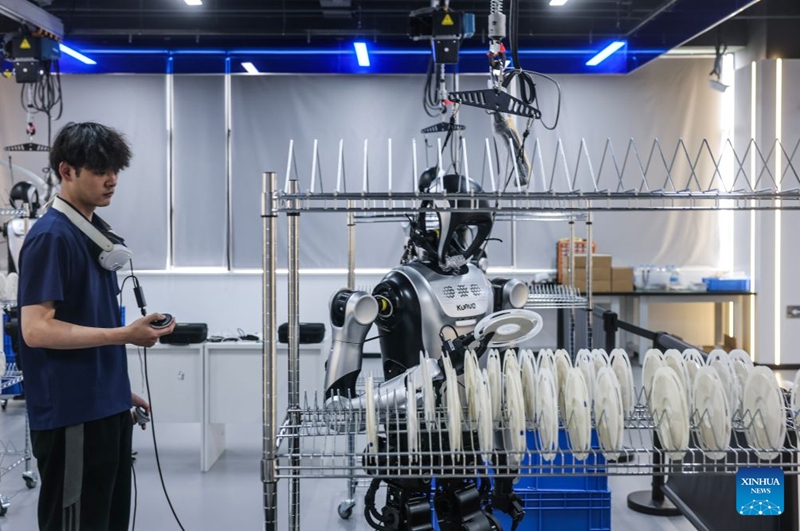Kituo cha kuzifanyia mafunzo roboti za umbo la binadamu chafanya kazi katika Mji wa Cixi, Zhejiang, China