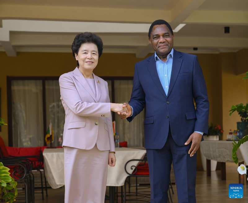 Rais wa Zambia Hakainde Hichilema (kulia) akikutana na Mjumbe Maalum wa Rais wa China Xi Jinping Xian Hui, ambaye pia ni naibu mwenyekiti wa Kamati ya Kitaifa ya Baraza la Mashauriano ya Kisiasa la Umma la China, kwenye Jumba la Jumuiya, huko Lusaka, Zambia, Septemba 2, 2026. (Xinhua/Yang Guang)