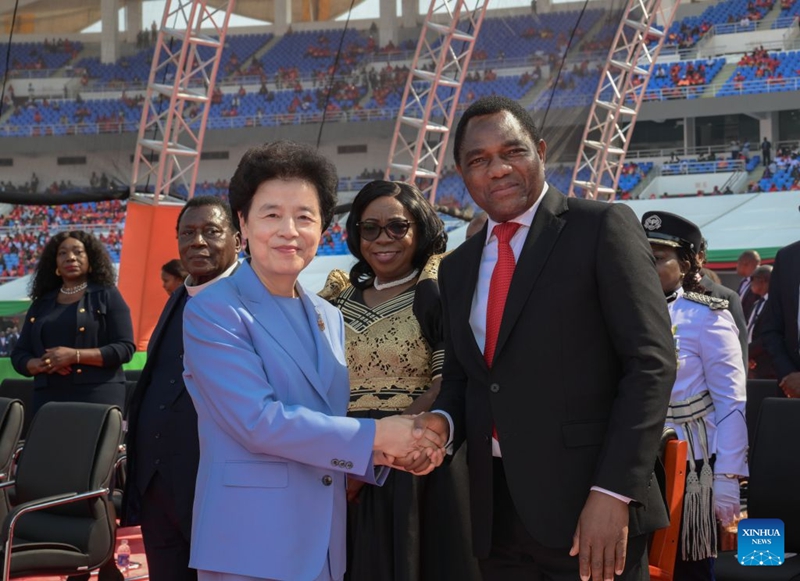 Rais wa Zambia Hakainde Hichilema (kulia) akipeana mkono na Mjumbe Maalum wa Rais wa China Xi Jinping Xian Hui, ambaye pia ni naibu mwenyekiti wa Kamati ya Kitaifa ya Baraza la Mashauriano ya Kisiasa la Umma la China, kwenye hafla ya uapisho, Zambia, Septemba 1, 2026. (Xinhua/Yang Guang)